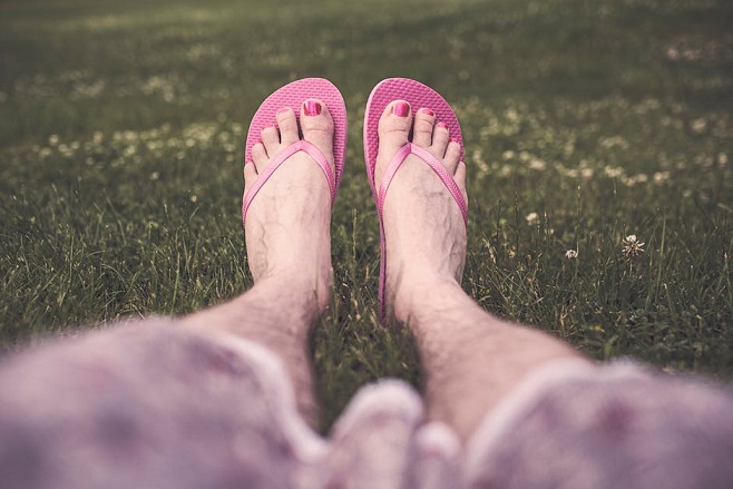 Mannenvoeten in roze slippers: genderneutraal