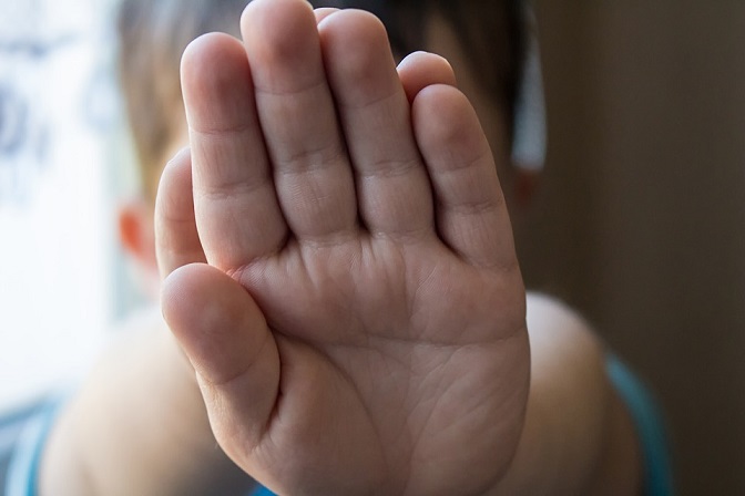 Kind met handje in de lucht: Stop